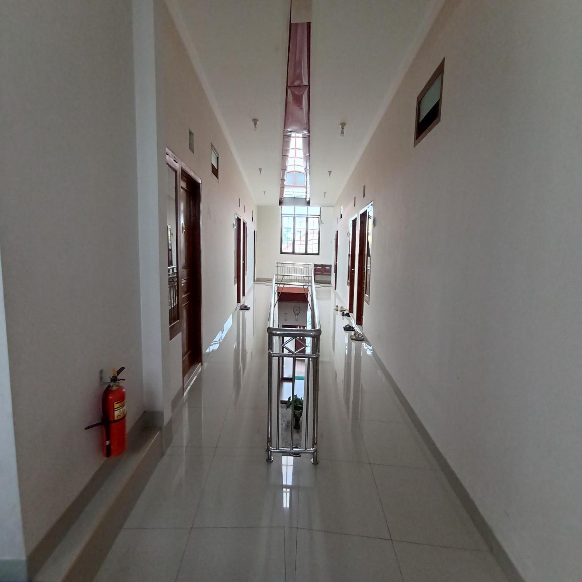Reddoorz At Syariah House Purwokerto Hotell Exteriör bild