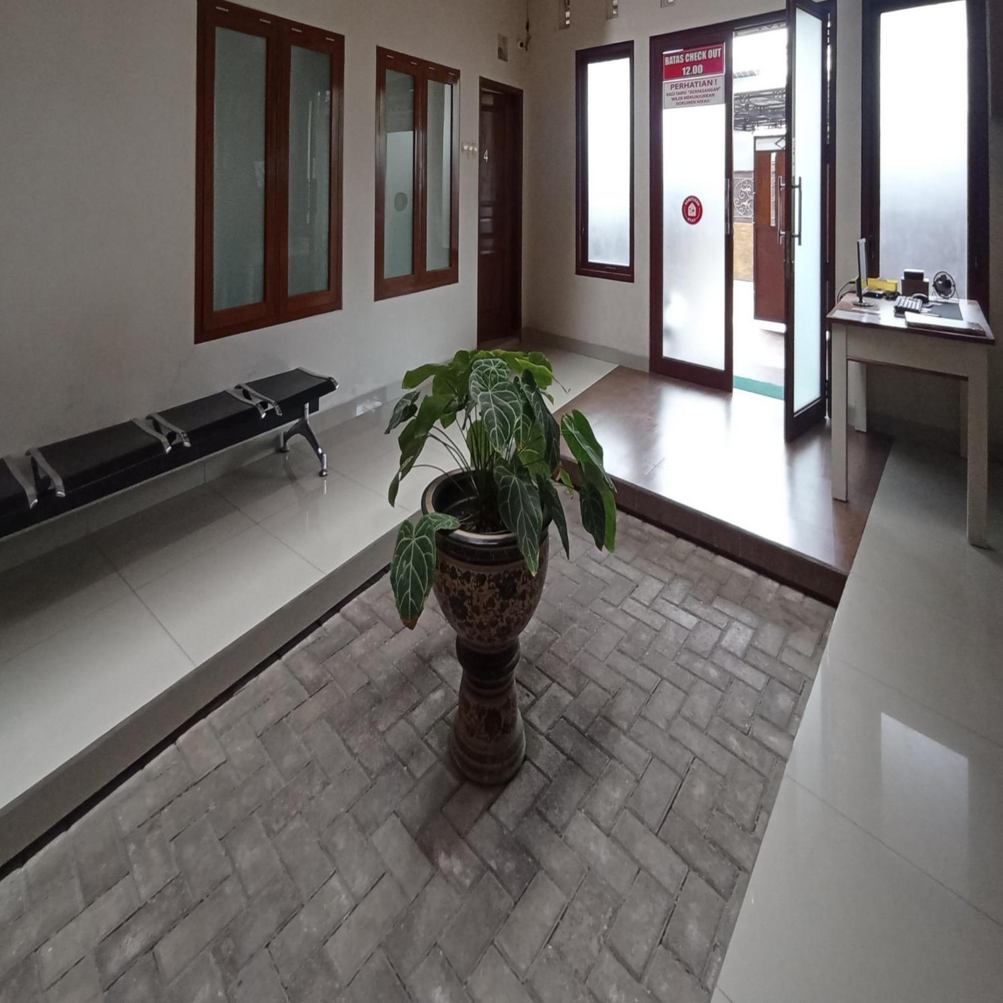 Reddoorz At Syariah House Purwokerto Hotell Exteriör bild